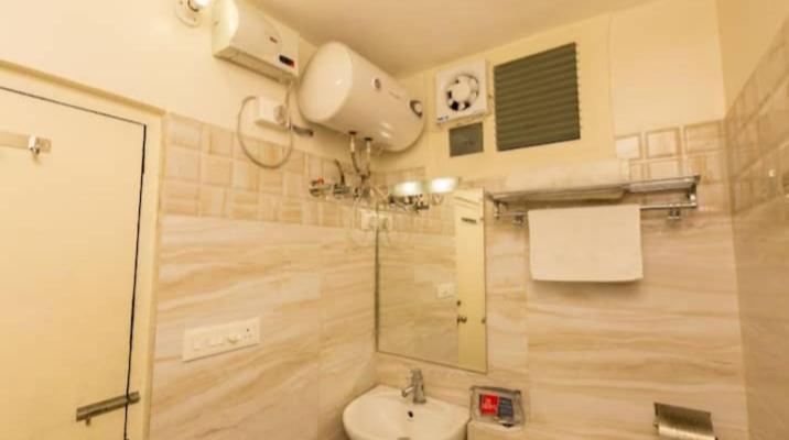 Hotel R Deluxe "Couple Friendly Vaccinated Staff" Új-Delhi Kültér fotó