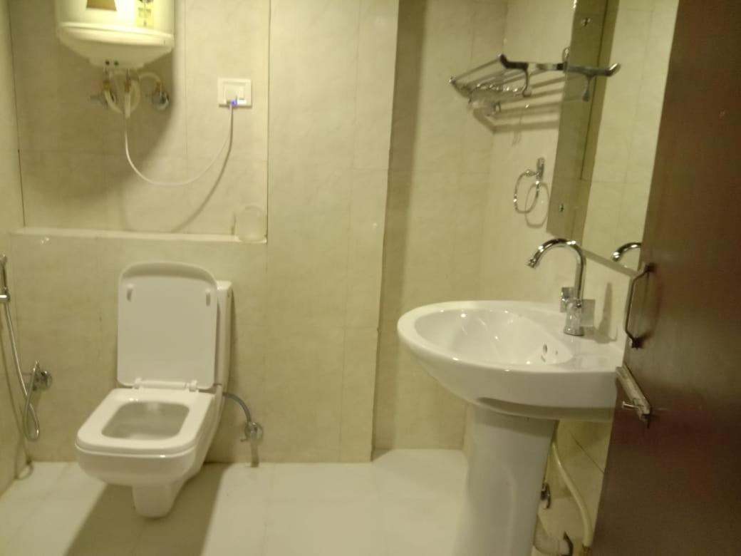Hotel R Deluxe "Couple Friendly Vaccinated Staff" Új-Delhi Kültér fotó