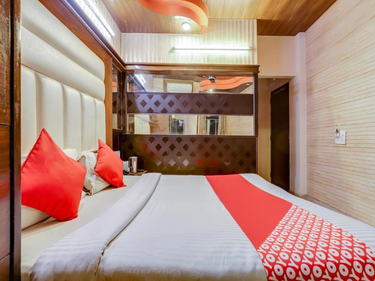 Hotel R Deluxe "Couple Friendly Vaccinated Staff" Új-Delhi Kültér fotó