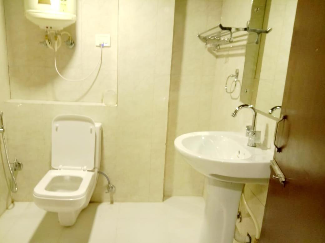 Hotel R Deluxe "Couple Friendly Vaccinated Staff" Új-Delhi Kültér fotó