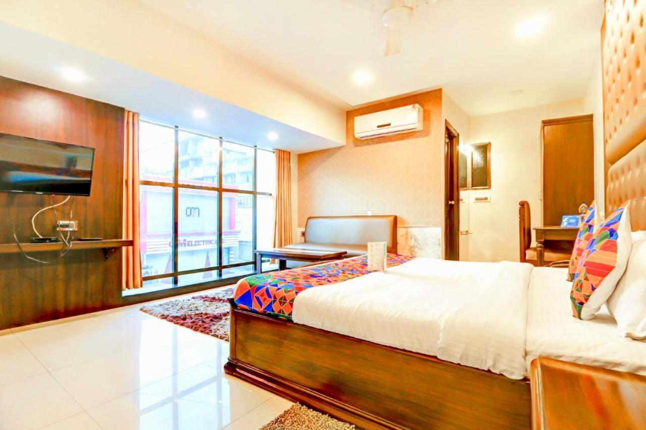 Hotel R Deluxe "Couple Friendly Vaccinated Staff" Új-Delhi Kültér fotó
