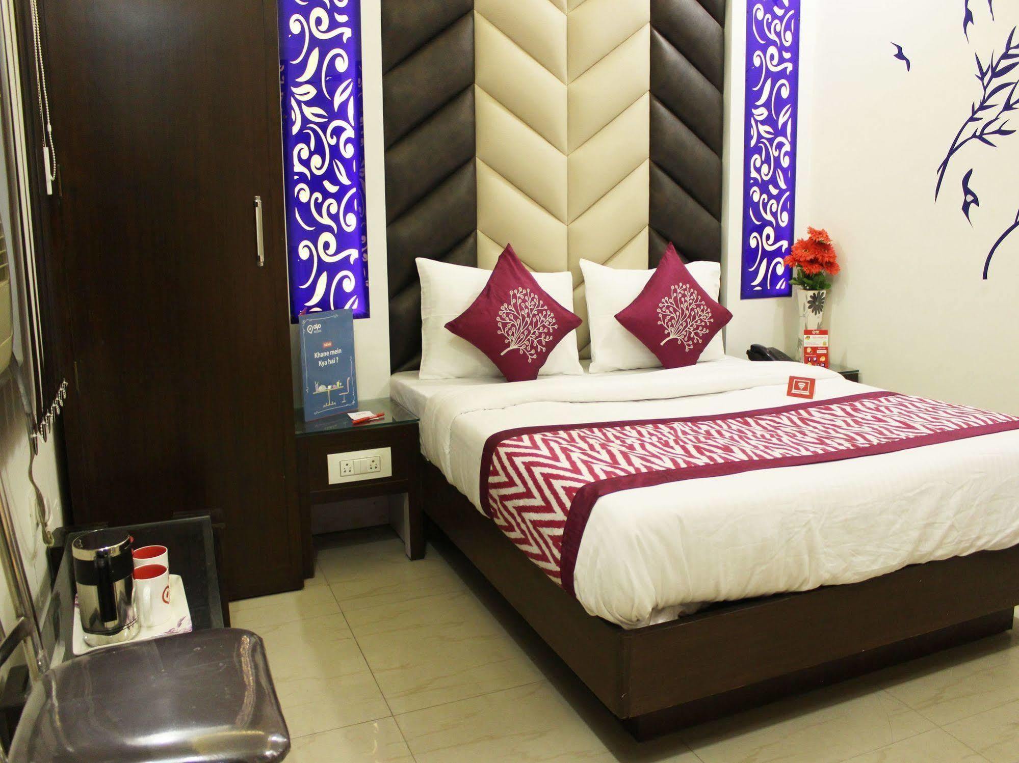 Hotel R Deluxe "Couple Friendly Vaccinated Staff" Új-Delhi Kültér fotó
