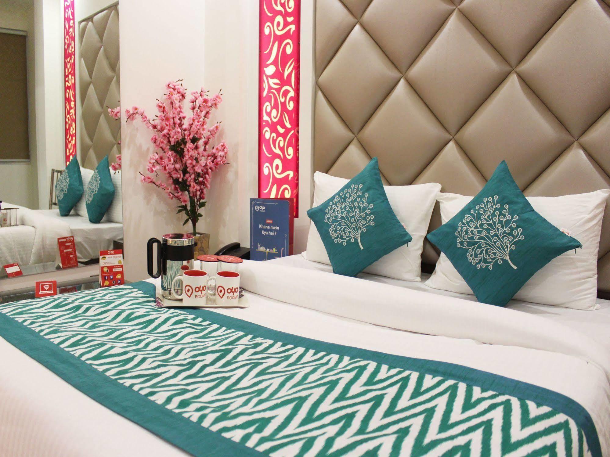 Hotel R Deluxe "Couple Friendly Vaccinated Staff" Új-Delhi Kültér fotó