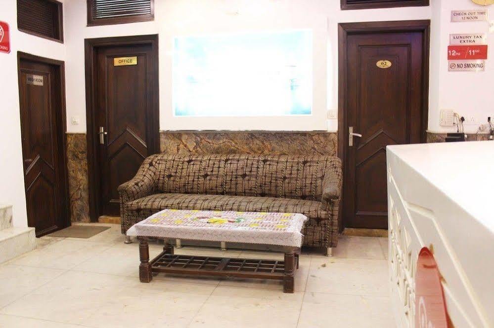 Hotel R Deluxe "Couple Friendly Vaccinated Staff" Új-Delhi Kültér fotó