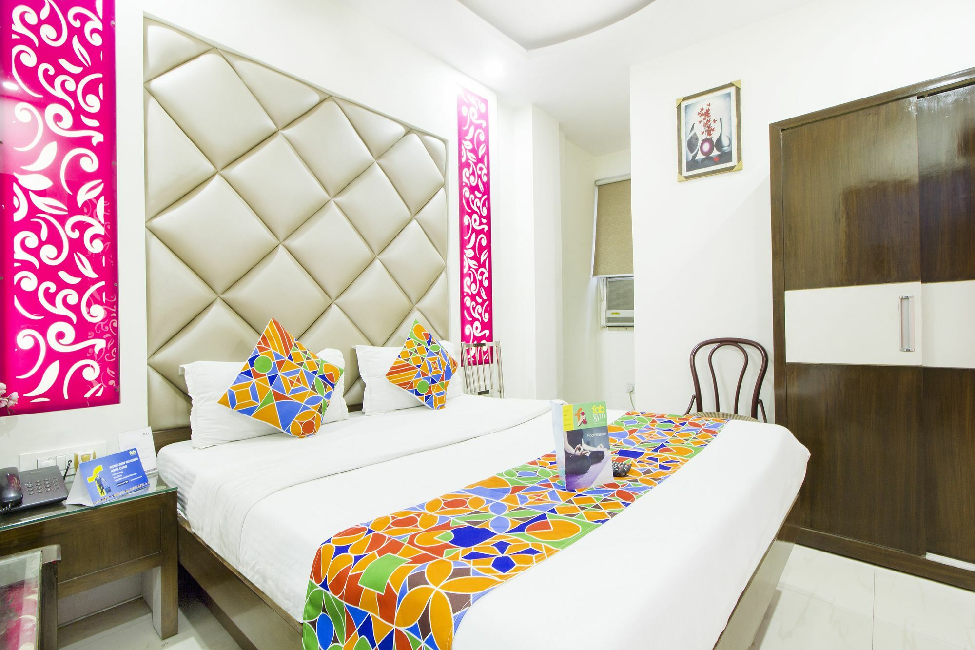 Hotel R Deluxe "Couple Friendly Vaccinated Staff" Új-Delhi Kültér fotó