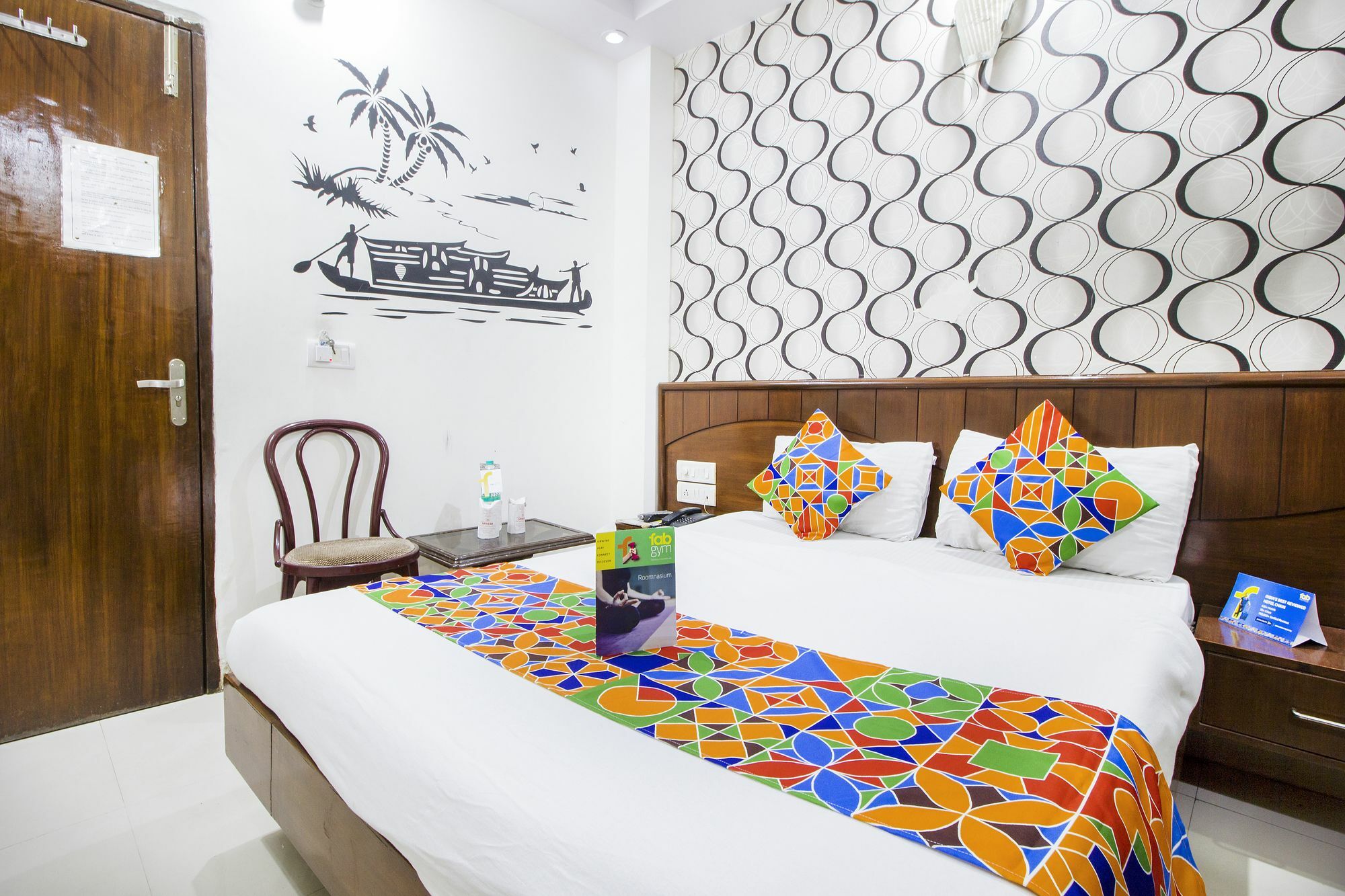 Hotel R Deluxe "Couple Friendly Vaccinated Staff" Új-Delhi Kültér fotó