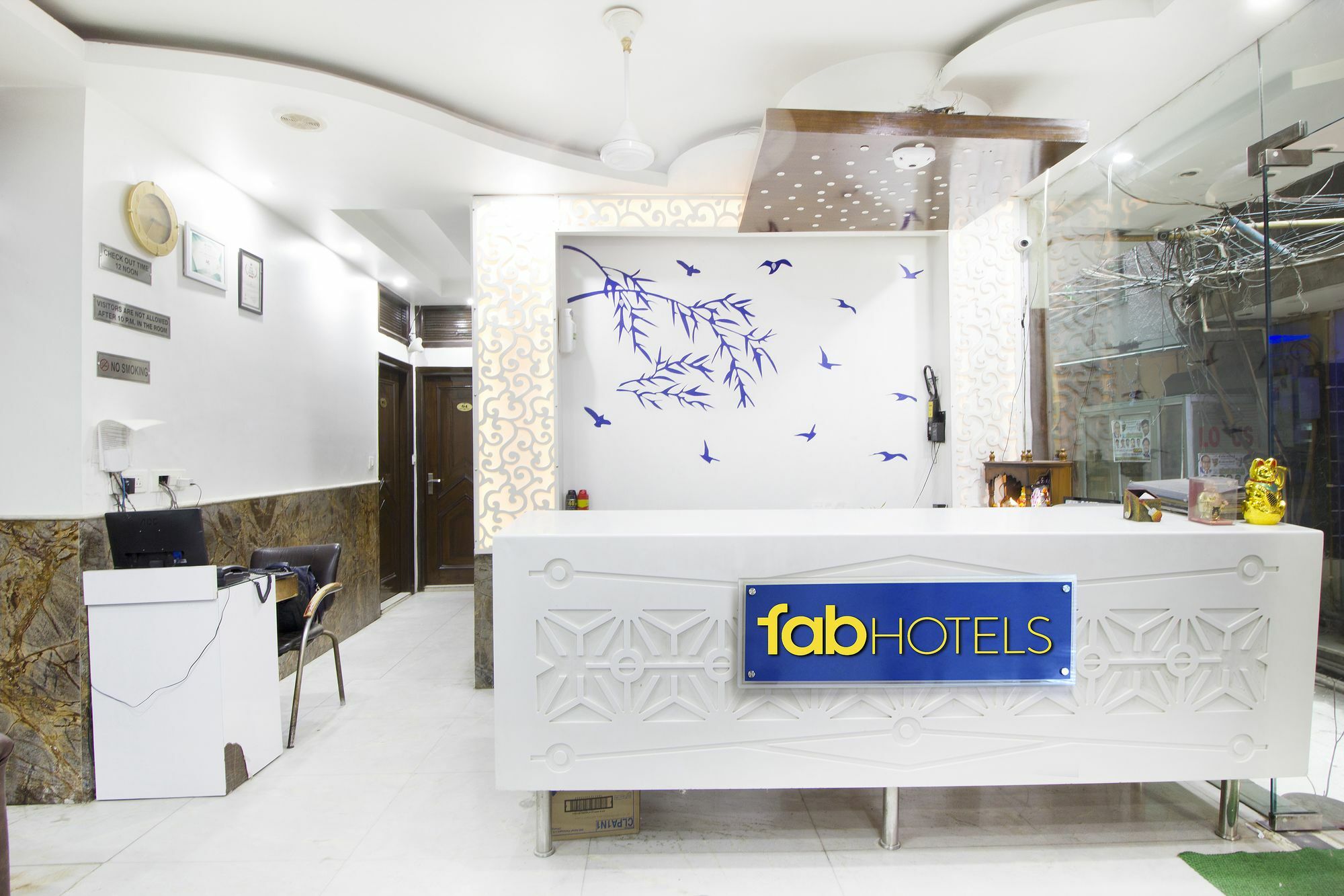 Hotel R Deluxe "Couple Friendly Vaccinated Staff" Új-Delhi Kültér fotó